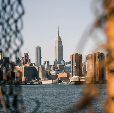 Skyline von New York mit dem Empire State Building im Vordergrund.