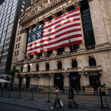 Die New Yorker Börse mit einer großen USA-Flagge an der Fassade.