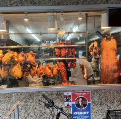 Schauplatz eines Fleischgeschäfts mit verschiedenen Fleischsorten hinter einer Glasvitrine.