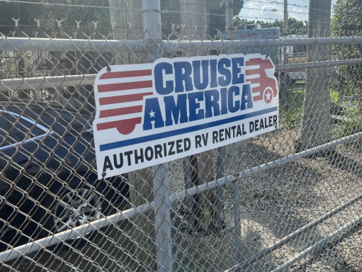Schild von Cruise America mit dem Hinweis "Autorisiert von Rental Dealer".
