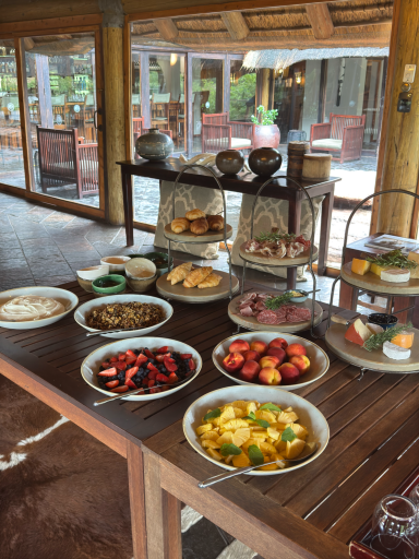 Ein reichhaltiges Frühstücksbuffet mit verschiedenen Gerichten und frischem Obst.