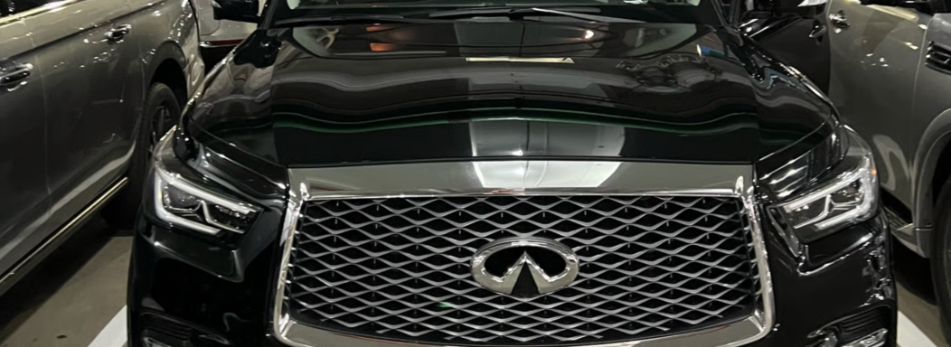 Schwarzes Auto mit markantem Kühlergrill und LED-Scheinwerfern.