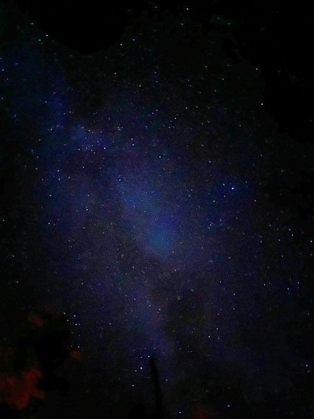 Sternenhimmel mit vielen leuchtenden Sternen und einer blauen Farbnuance.