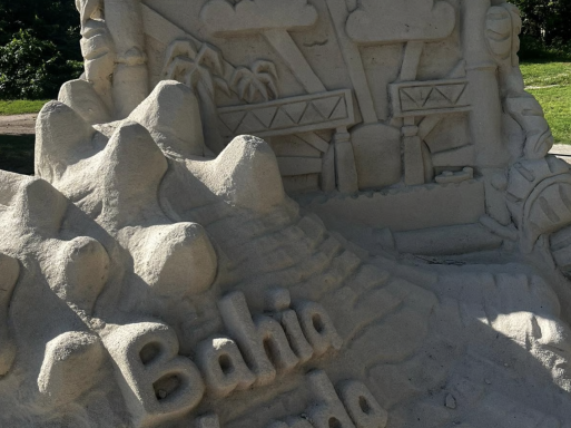 Sandfigur mit dem Schriftzug "Bahia" und Landschaftselementen.