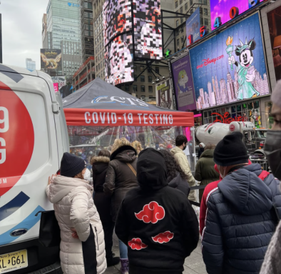 COVID-19-Teststation in Times Square mit Menschen in Warteschlange.
